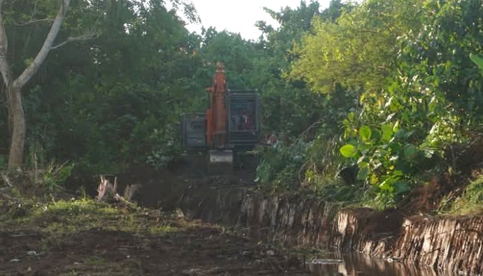 Pengerjaan normalisasi Bandar II Dadok Tunggul Hitam, Kota Padang, yang sudah dimulai.