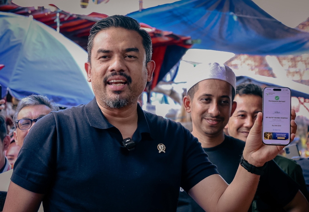 Menteri UMKM Maman Abdurrahman melakukan peluncuran aplikasi pasar tradisional di Pasar Kebayoran Lama, Jakarta Selatan, Selasa (27/5).(Foto: Humas)