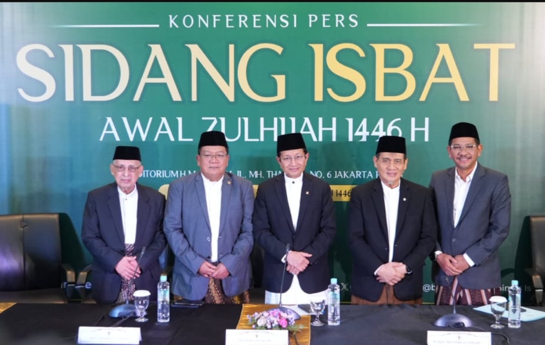 Menteri Agama Nasaruddin Umar (tengah) konferensi pers usai sidang isbat, Selasa (27/5/2025), di Auditorium H.M. Rasjidi, Kantor Kementerian Agama, Jakarta.(Foto: Humas)