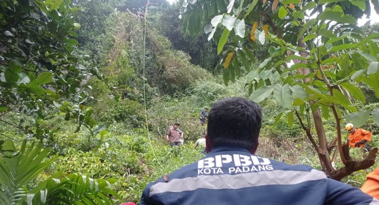 Tim gabungan saat evakuasi buruh yang terjepit pohon saat penebangan manual di Gunungpangilun, Kota Padang, Rabu (28/5/2025).