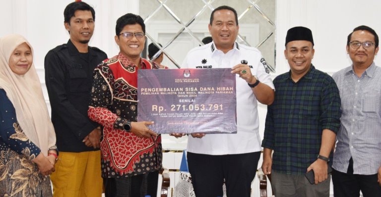 KPU Kota Pariaman serahkan sisa dana hibah Pilkada 2024 Rp271.053.791 kepada Wako Pariaman.