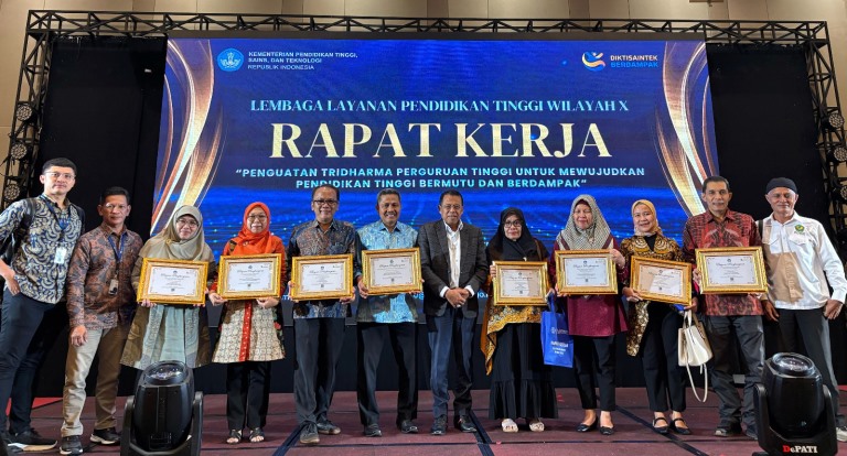 Universitas Bung Hatta raih 8 penghargaan dalam Anugerah LLDIKTI X 2025, bukti peningkatan kualitas pendidikan dan sinergi elemen kampus.