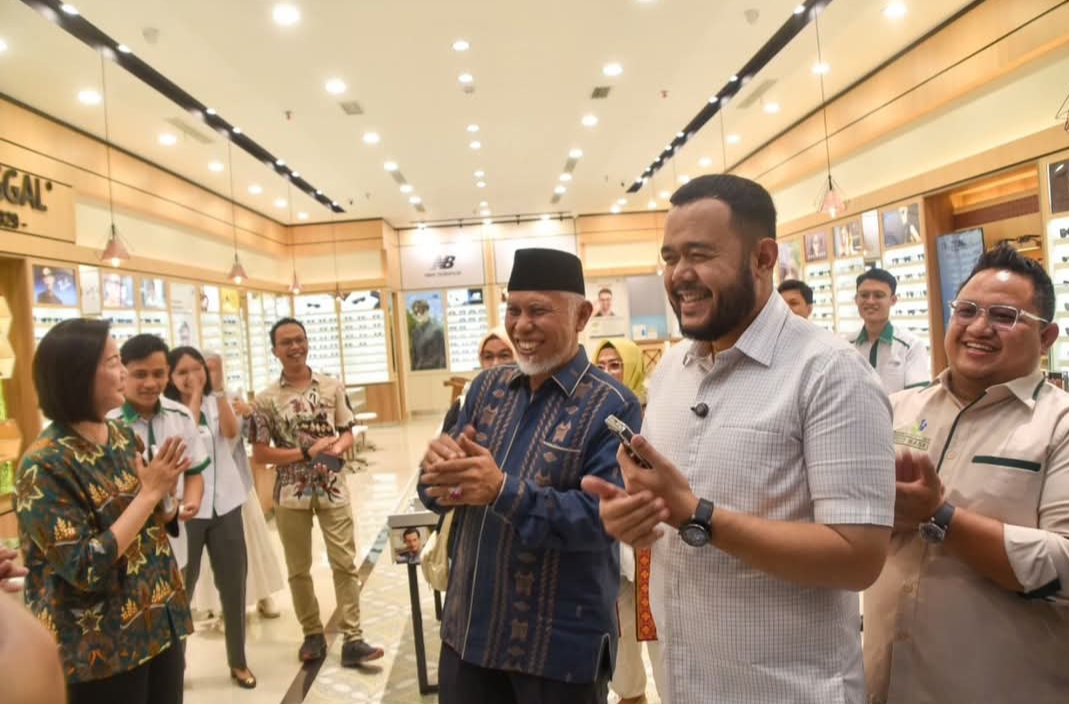 Wali Kota Padang Fadly Amran dan Gubernur Sumbar Mahyeldi meninjau tenant saat Soft Opening Grand Basko City Mall,di kawasan By Pass, Kecamatan Kuranji, Kamis (29/5/2025). (Foto: Prokopim)