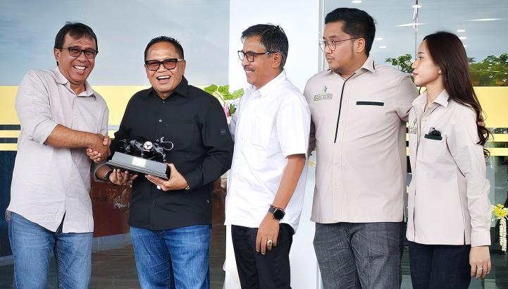 Plt Direktur Utama PT Semen Padang, Pri Gustari Akbar, didampingi Komisaris PTSP Khairul Jasmi, serahkan cinderamata kepada Basrizal Koto didampingi Bernando Putra Basko, Kamis (29/5/2025).