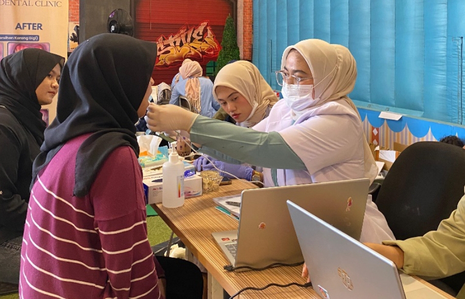 GAIA Dental Clinic memberikan layanan gigi gratis di Acara Donor Darah Trans Studio Mini Padang. (Foto: IST)