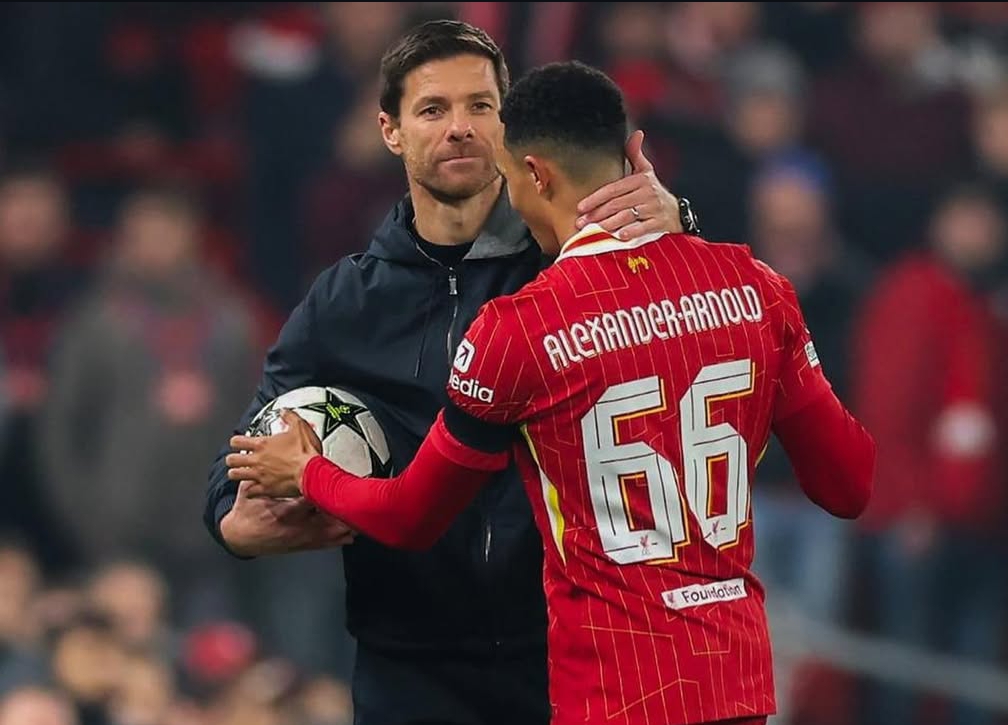 Trent Alexander Arnold dan Xabi Alonso ketika melatih Bayer Leverkusen dan dikalahkan Liverpool 4-0 di Liga Champions, di Anfield November 2024. (Foto: IG @trentarnold66)