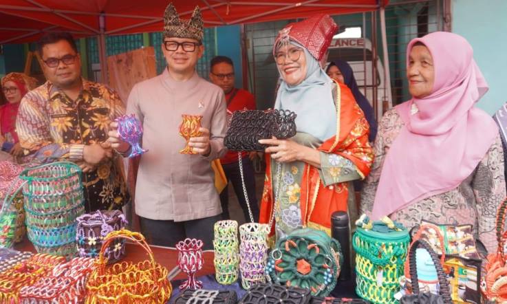 Bima Arya Sugiarto mengapresiasi kualitas produk UMKM lokal saat meninjau stand UMKM di halaman Masjid Al-Bahri, Kelurahan Anduring, Kecamatan Kuranji, Kota Padang.