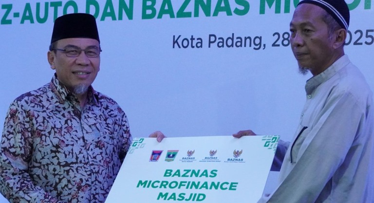 Wakil Wako Padang Maigus Nasir ikut serahkan Baznas Microfinance Masjid, di Kantor Baznas Kota Padang.
