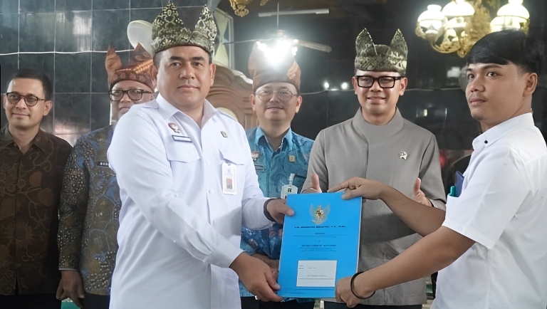 Wamendagri Bima Arya Sugiarto saksikan pemberian akta notaris pembentukan Koperasi Merah Putih Anduring di Masjid Al-Bahri, Kecamatan Kuranji.
