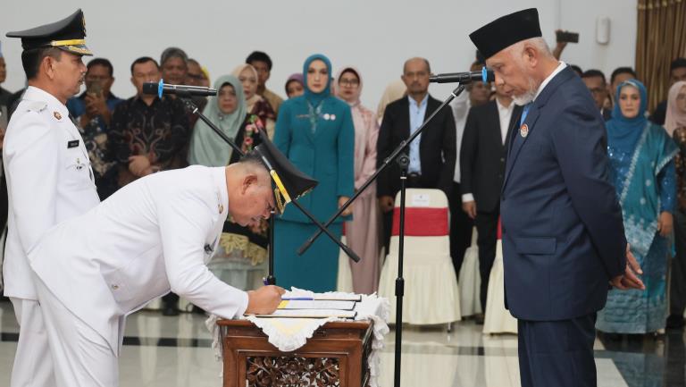 Pelantikan Welly Suhery dan Parulian sebagai Bupati dan Wakil Bupati Pasaman periode 2025-2030 di Auditorium Gubernuran Sumbar, Jumat (30/5/2025).