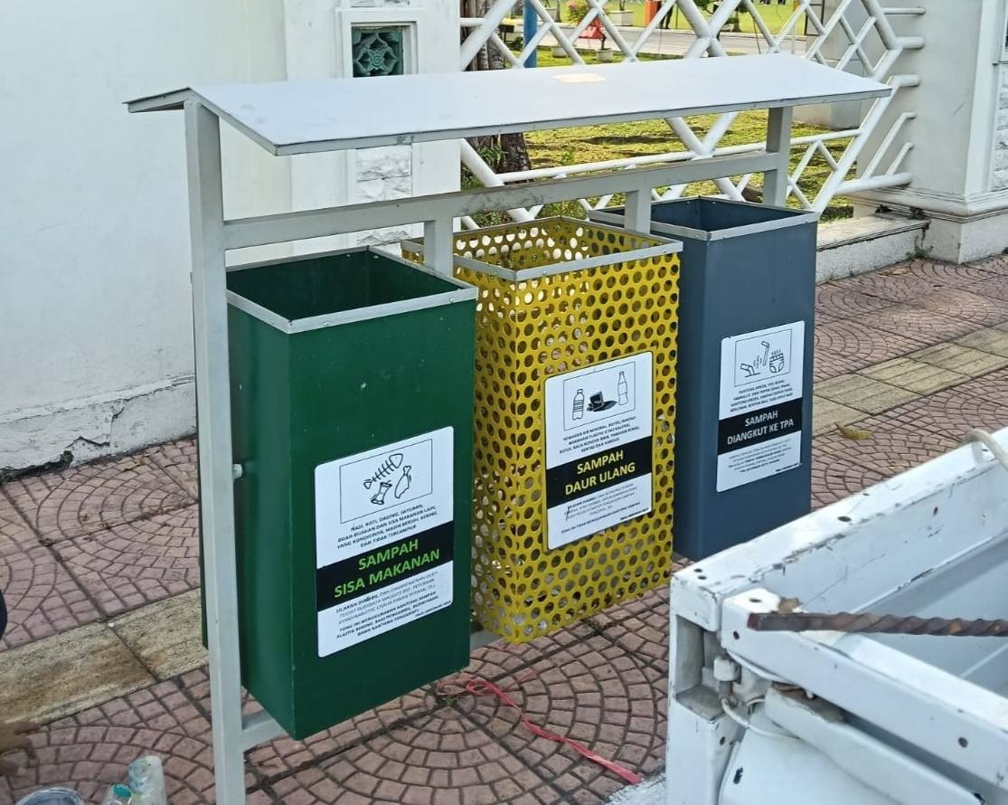 DLH Padang menempatkan sejumlah tempat sampah di kawasan CFD guna mengatasi permasalahan sampah yang kerap terjadi.