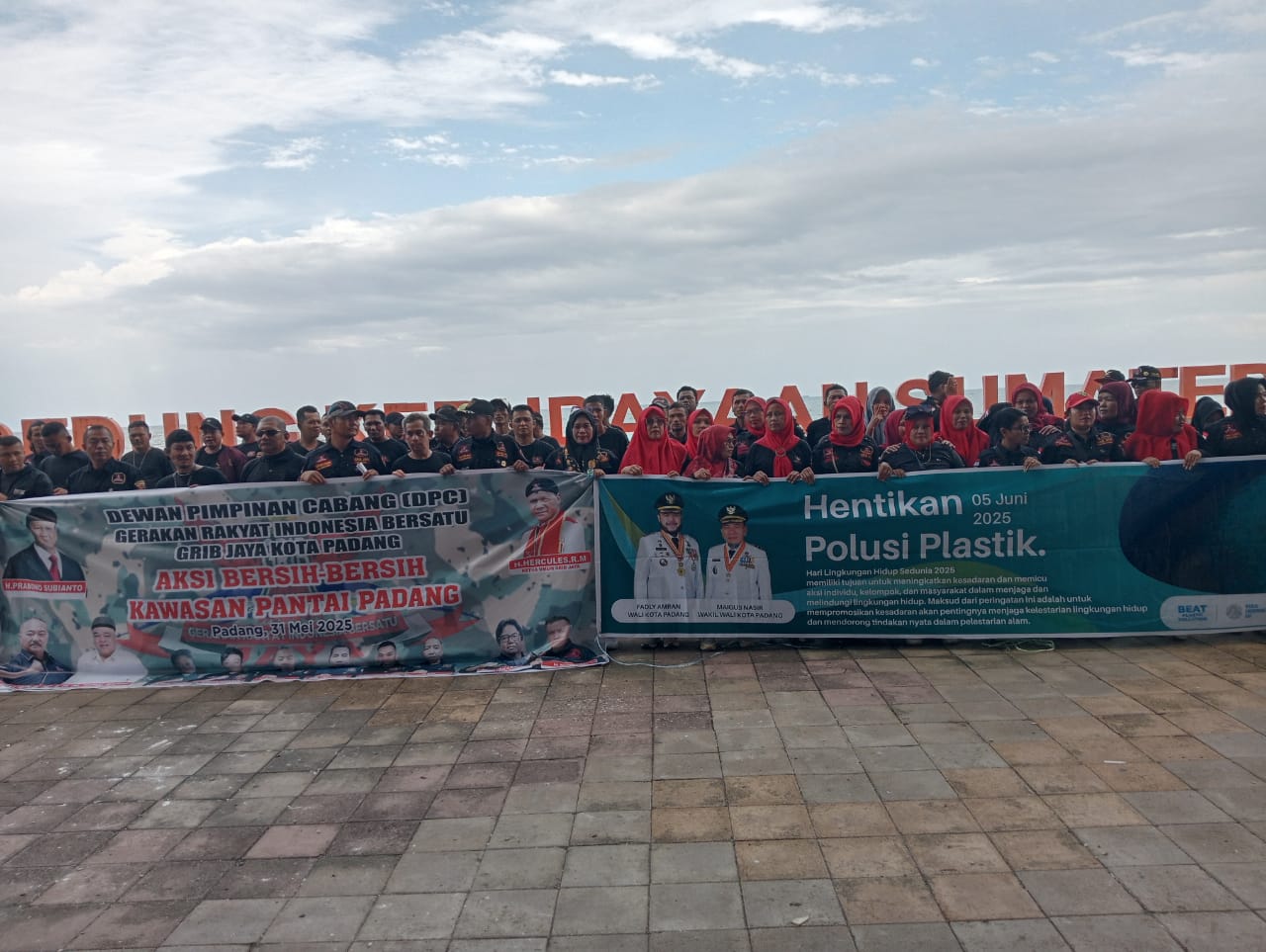 Para peserta bakti sosial bersih bersih Pantai Padang yang digelar DPD GRIB Jaya Sumbar dan DPC GRIB Jaya Kota Padang berkolaborasi dengan DLH Kota Padang, berfoto bersama, Sabtu (31/5).