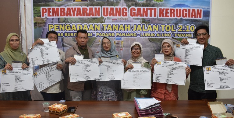 Para penerima ganti kerugian proyek Jalan Tol tampak gembira usai menerima pembayaran secara resmi.