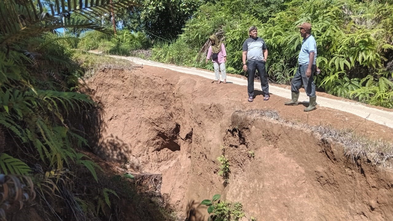 Jalan penghubung Korong Padangbaru dan Korong Kalawi di Nagari Parikmalintang membahayakan untuk dilalui masyarakat.