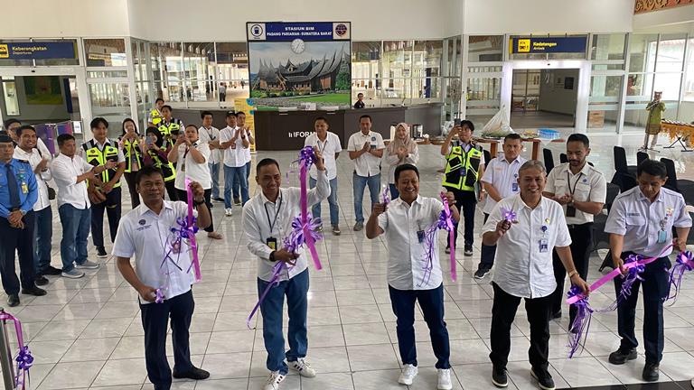 Kepala KAI Divisi Regional II Sumbar, Muh Tri Setyawan dan GM PT Angkasa Pura Indonesia, Dony Subardono resmikan Skybridge Bandara Minangkabau kembali beroperasi, Minggu (1/6/2025).
