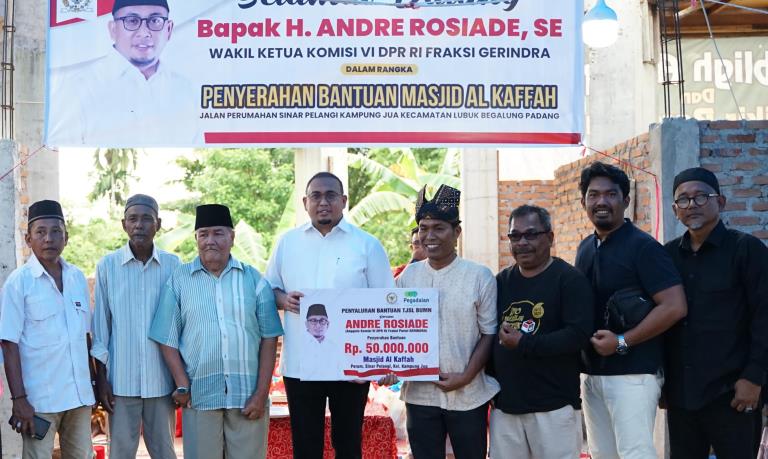 Wakil Ketua Komisi VI DPR RI dari Fraksi Partai Gerindra, Andre Rosiade, menyerahkan bantuan sebesar Rp50 juta untuk pembangunan Masjid Al Kaffah, Kota Padang.