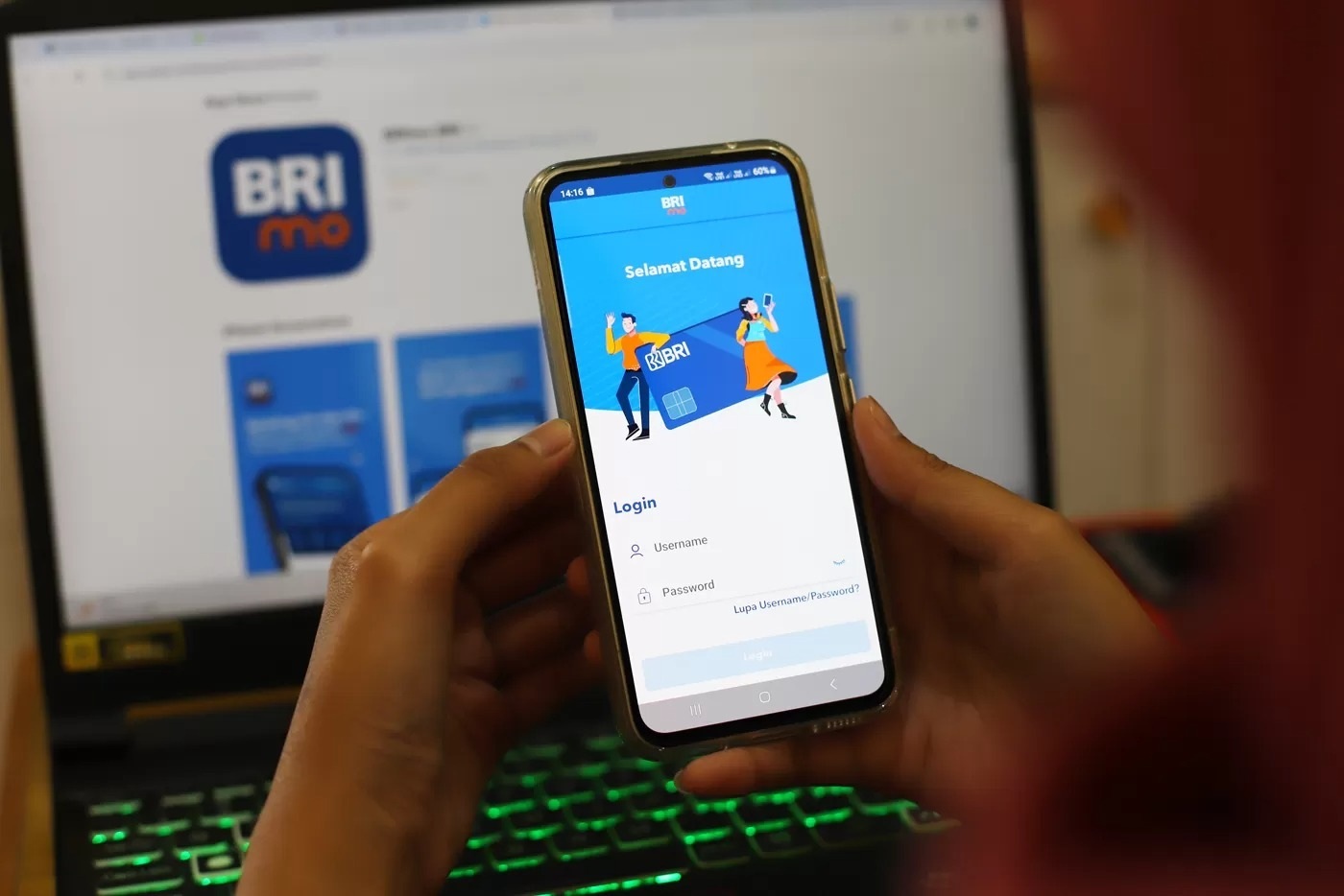 Calon nasabah BRI membuka aplikasi BRImo untuk membuka rekening di BRI.