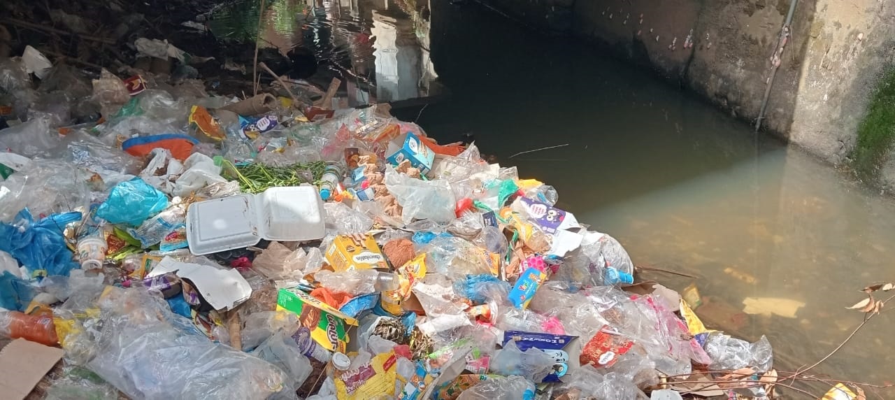Kondisi aliran Batang Lagan di Nagari Lagan Hilir Punggasan, Kecamatan Linggo Sari Baganti yang dipenuhi tumpukan sampah, kemarin.
