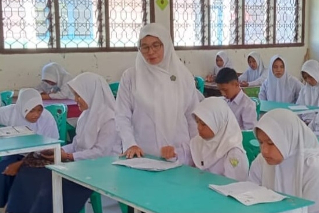 Hafsah Pardosi kini telah lulus PPPK setelah 20 tahun mengabdi dan pernah terima honor Rp100 ribu. (Foto: Kemenag)