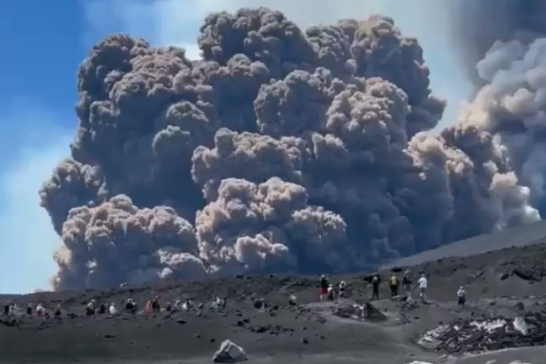Gunung Etna di Pulau Sisilia, Italia, meletus pada Minggu (1/6/2025) dini hari waktu setempat, menyemburkan kolom asap dan abu vulkanik tebal ke langit.(Foto: X/ Independent)