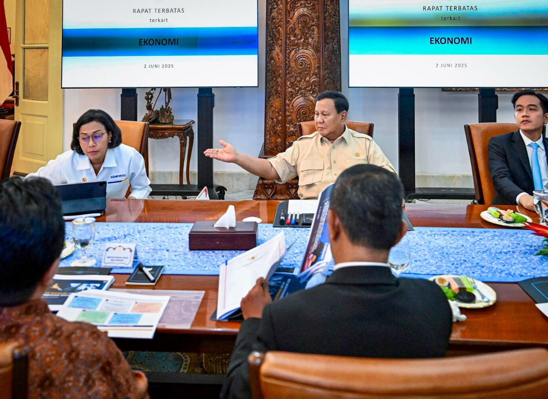 Presiden Prabowo Subianto memimpin rapat terbatas bersama sejumlah jajaran Menteri Kabinet Merah Putih di Istana Merdeka, Jakarta, Senin, 2 Juni 2025. (Foto: BPMI Setpres)