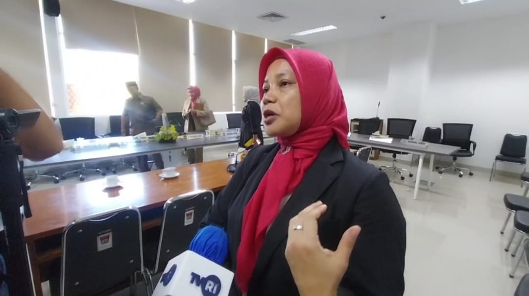 Kepala Dinkes Kota Padang, Sri Kurnia Yati saat diwawancarai oleh awak media di Kantor Dewan DPRD Kota Padang, Senin (2/6/2025).