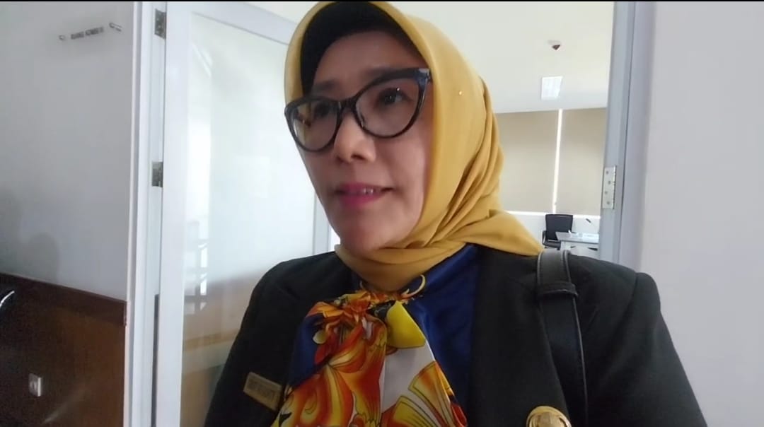 Direktur RSUD dr. Rasidin Padang, dr. Desy Susanty saat sesi doorstop bersama awak media di Kantor DPRD Kota Padang, Senin (2/6/2025)