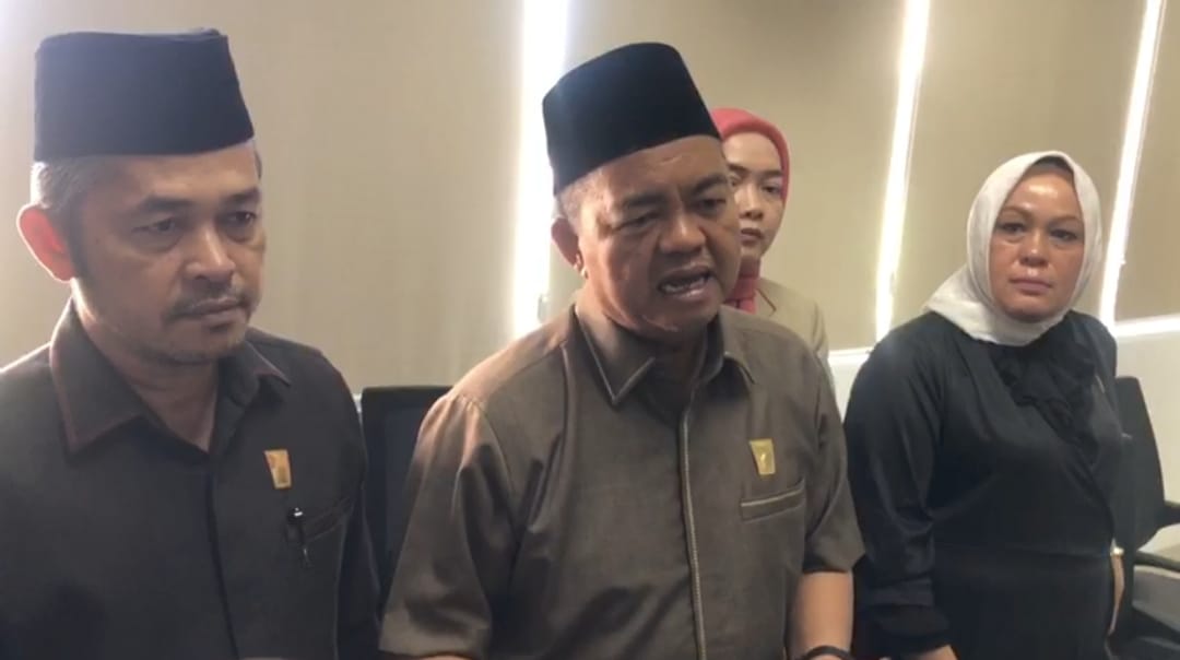 Ketua Komisi IV DPRD Kota Padang, Iskandar saat memberikan keterangan kepada awak media di Kantor DPRD Kota Padang, Senin (2/6/2025).