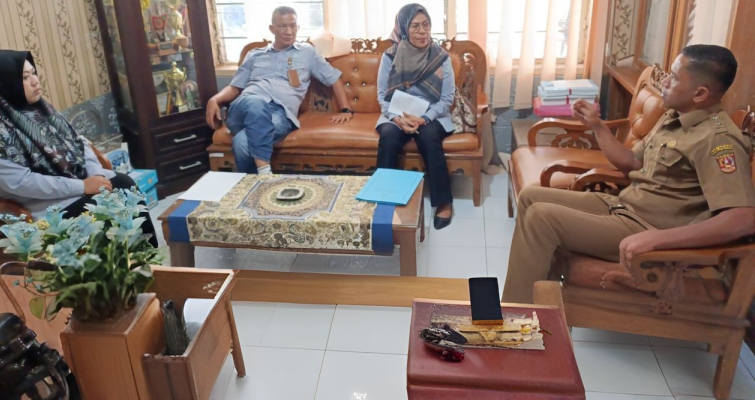 Tim Monev Pajak Bumi dan Bangunan Perdesaan dan Perkotaan (PBB P2) saat berada di Nagari Koto Tangah, Kecamatan Tilatang Kamang.