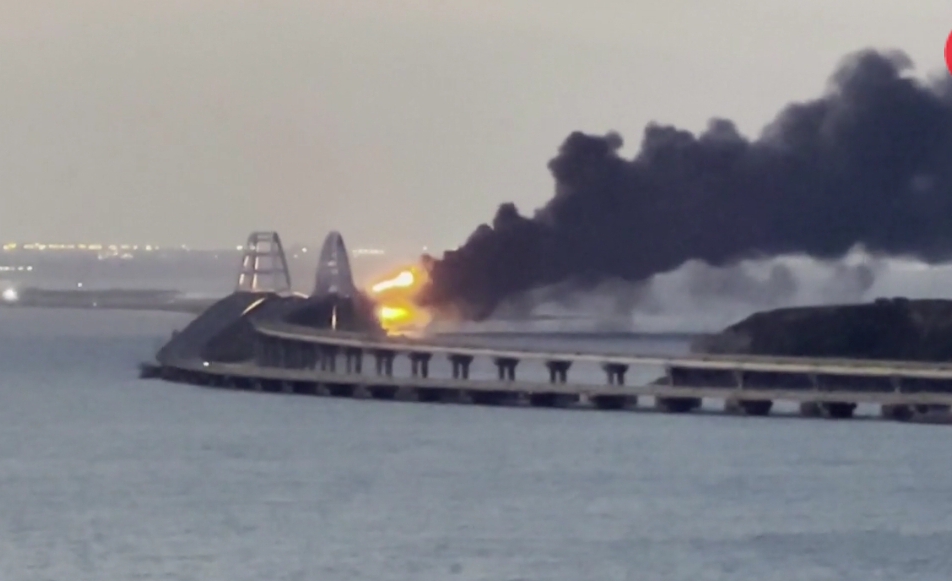 Jembatan yang menghubungkan Rusia dengan wilayah Semenanjung Krimea hancur akibat ledakan besar yang diduga dilakukan oleh pasukan khusus Ukraina.(Foto: Independent)