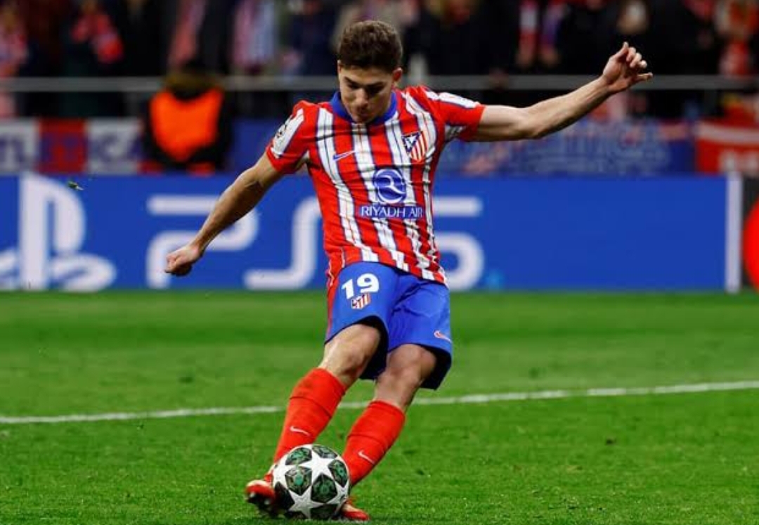 Gol striker Atletico Madrid Julian Alvarez dianulir dalam adu penalti melawan Real Madrid pada babak 16 besar Liga Champions 2024/2025 karena kedua kakinya menyentuh bola.(Foto: Dok. Reuters)