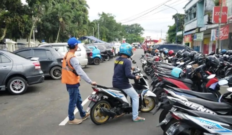 Setiap jukir resmi dibekali dengan seragam berupa rompi bertanda logo Pemerintah Kota Padang, Dishub, serta tulisan &ldquo;Jukir&rdquo;.