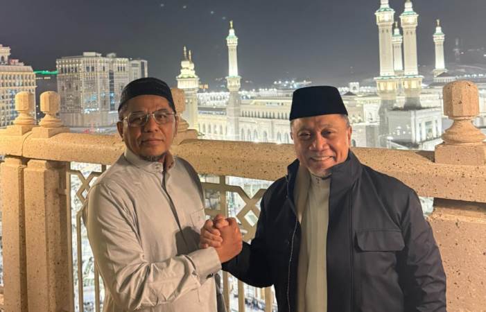 H Arisal Aziz saat bersama Zulkifli Hasan di Mekkah. Anggota DPR RI Fraksi PAN Arisal Aziz mengumumkan pengunduran diri dari jabatan Ketua DPW PAN Sumbar periode 2024-2029 melalui surat resmi yang dikirim kepada Ketua Umum DPP PAN, Zulkifli Hasan.