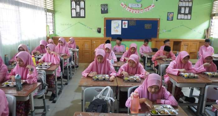 Siswa-siswi SMP Negeri 8 Padang menyantap hidangan program nasional Makan Bergizi Gratis (MBG) yang resmi dimulai di Kota Padang, Selasa (3/6/2025).