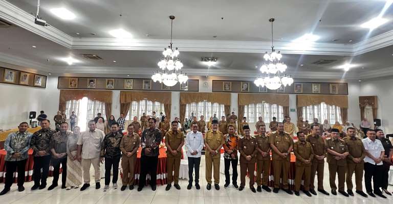 Menteri Perlindungan Pekerja Migran Indonesia (P2MI)/Kepala BP2MI Abdul Kadir Karding silaturrahim bersama Gubernur Sumbar dan kepala daerah se-Sumbar di Auditorium Istana Gubernur, Selasa (3/6/2025).