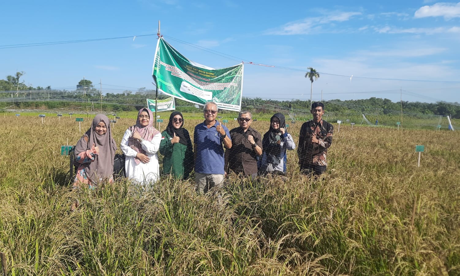 Prof. Dr. M. Zulman Harja Utama bersama Tim Monev Universitas Taman Siswa di lokasi penelitian sawah padi hitam di daerah Banda Cino, Korong Talao Mundam, Kenagarian Kataping, Padangpariaman.