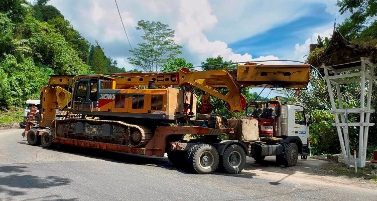 Proyek Flyover Sitinjau Lauik Rp2,2 Triliun dimulai, alat berat mulai berdatangan.