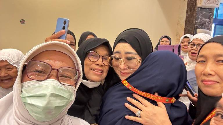 Harunya pertemuan Lisda Hendrajoni dengan jemaah haji lansia Sumbar di pemondokan 125 Hotel Al Salam, Makkah, Arab Saudi, Selasa (3/6/2025).