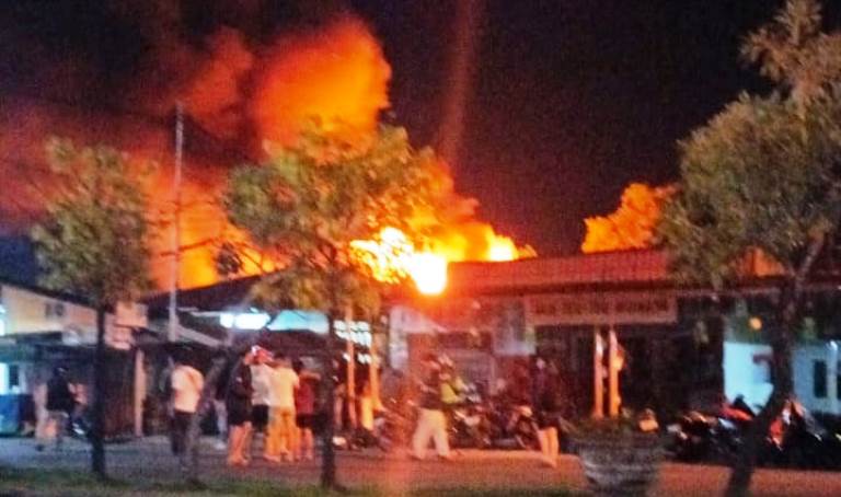 Kebakaran dini hari melanda dua rumah hunian di Simpang Haru, Kota Padang, Rabu dinihari (4/6/2025).