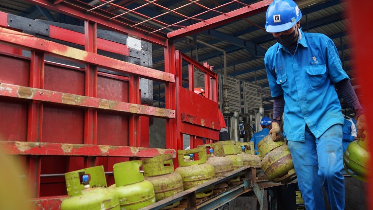 Pertamina Patra Niaga pastikan stok dan distribusi LPG 3 Kg aman di Sumbar. Prediksi konsumsi naik 7% jelang Idul Adha 2025.