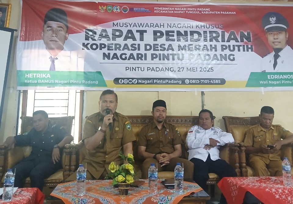 Suasana rapat pendirian dan pemilihan pengurus Koperasi Merah Putih di Aula Kantor Wali Nagari Pintu Padang pada Selasa (27/5).