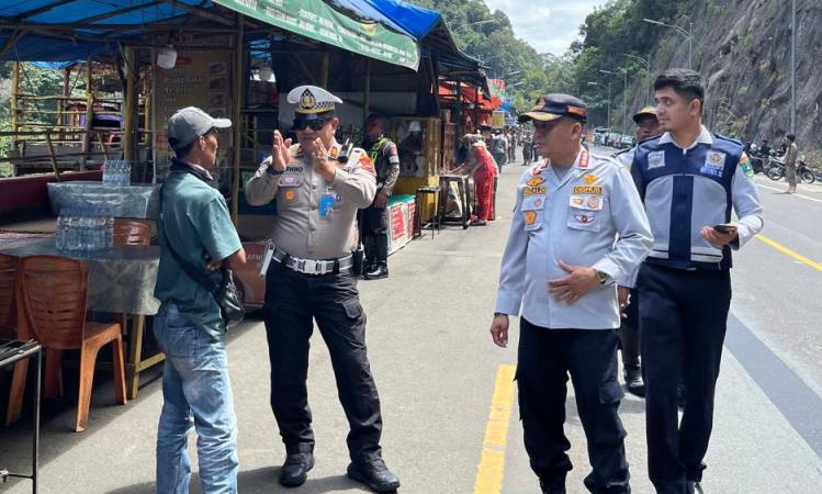 Kasat Lantas Polres Limapuluh Kota, Iptu Zarwiko Irzal, beri pengertian kepada pedagang saat penertiban lapak dan parkir liar di sepanjang Flyover Kelok 9, Kabupaten Limapuluh Kota.