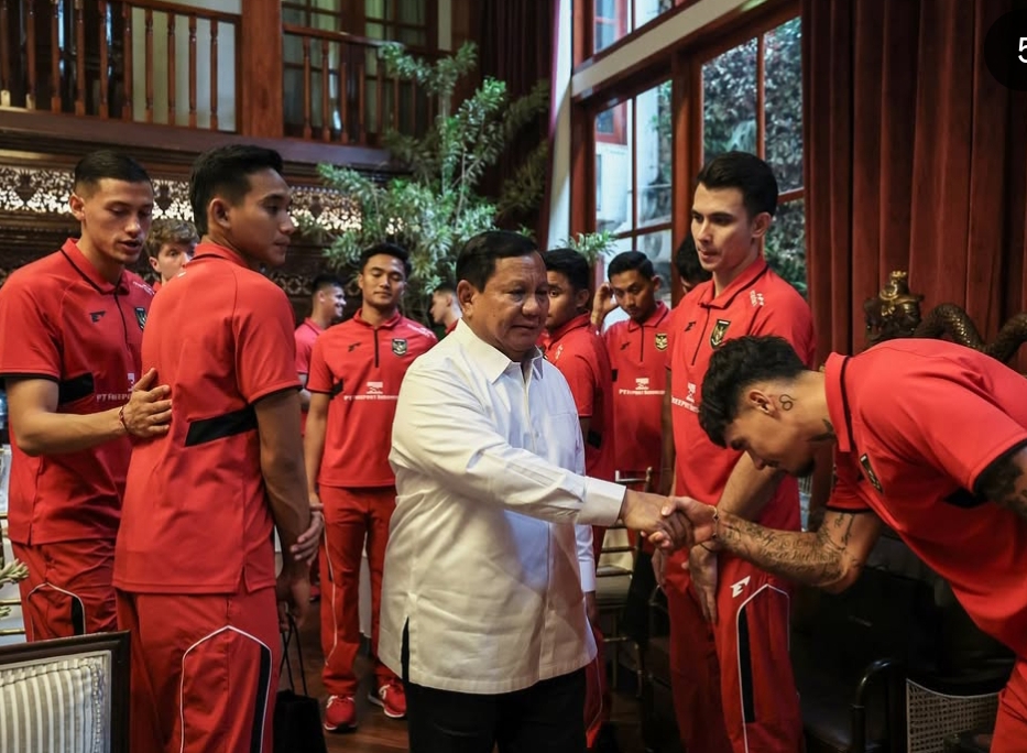 Presiden Prabowo Subianto pertemuan dengan para pemain, pelatih, dan ofisial Timnas Indonesia, di kediaman pribadinya, Jalan Kertanegara, Jakarta, Jumat (6/6). (Foto: IG @prabowo)