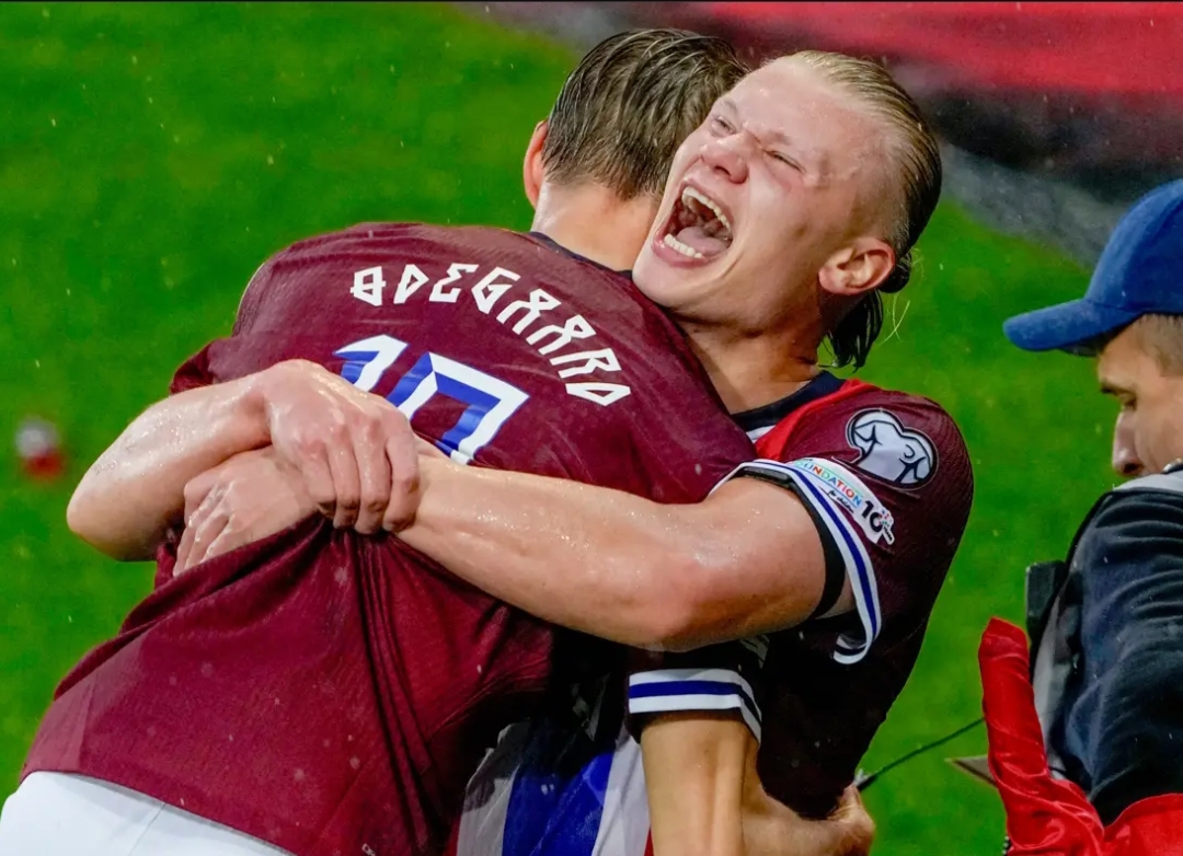 Erling Haaland mencetak gol setelah menerima umpan terobosan dari Martin Odegaard saat Norwegia mengalahkan Italia 3-0 di Kualifikasi Piala Dunia 2026. (Foto: FIFA)
