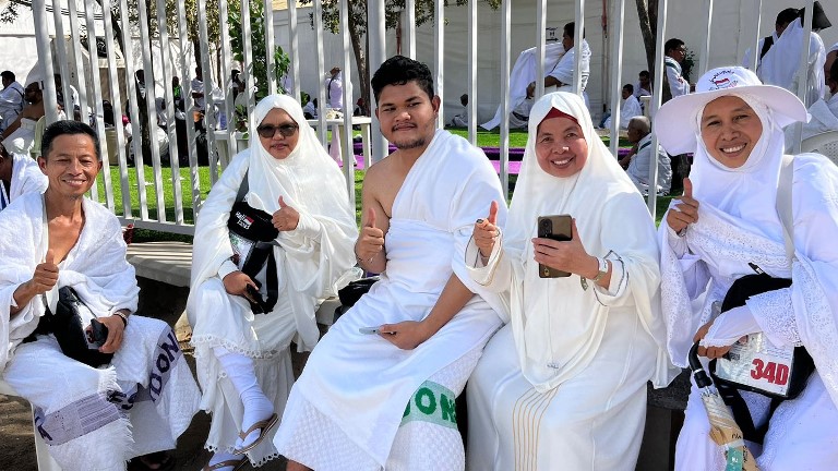 Alfina dan keempat saudaranya berjumpa di Padang Arafah.