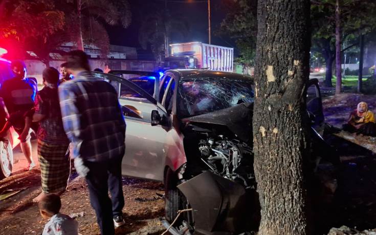 Toyota Calya menabrak pohon di Jalan Bypass KM 3, Kelurahan Batung Taba, Kecamatan Lubukbegalung, Kota Padang, Sabtu (7/5/2025).