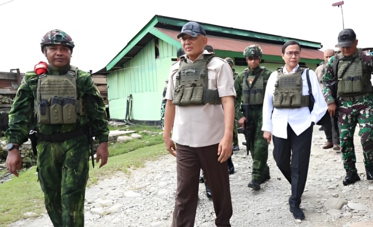 Menhan Sjafrie dan Menkeu Sri Mulyani kunjungi Nduga, Papua, 7 Juni 2025. Keduanya pakai rompi antipeluru, cek keamanan dan sinergi kebijakan.