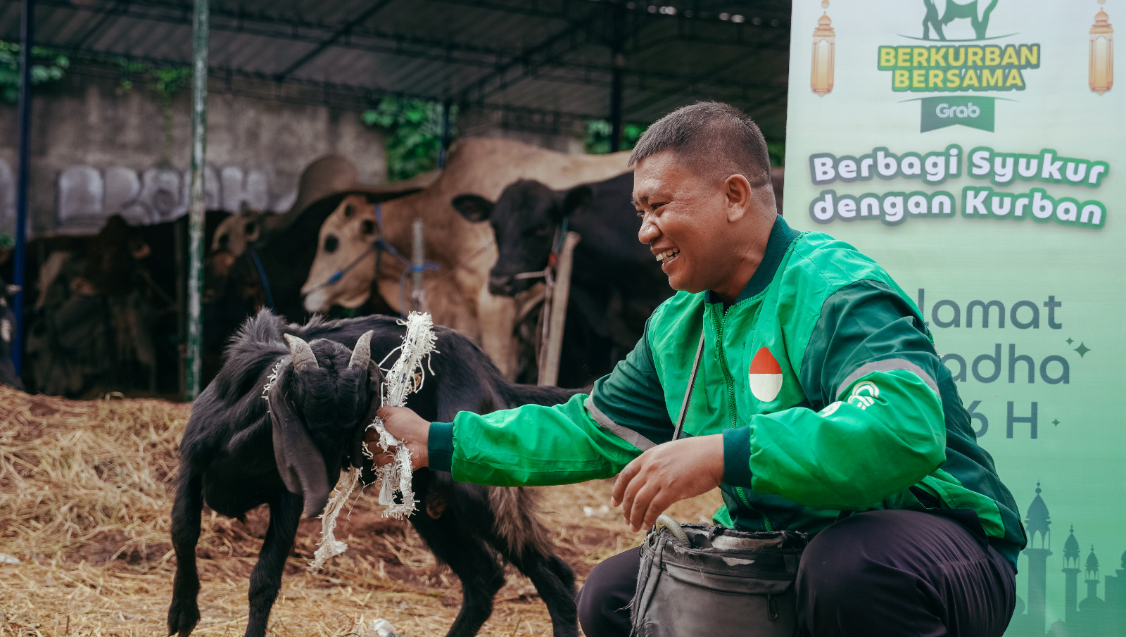 Antusiasme salah seorang Mitra Pengemudi Grab yang mendapat apresiasi berupa hewan kurban kambing dalam semarak Idul Adha 1446 H di Jakarta, Rabu (4/6).