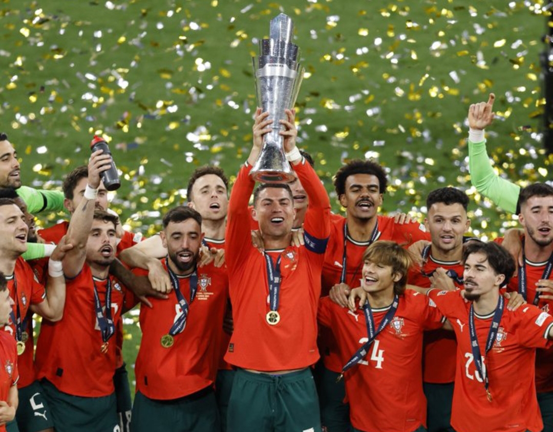 Portugal juara UEFA Nations League 2025 usai mengalahkan Spanyol 5-3 lewat adu penalti, Cristiano Ronaldo angkat trofi. (Foto: UEFA)