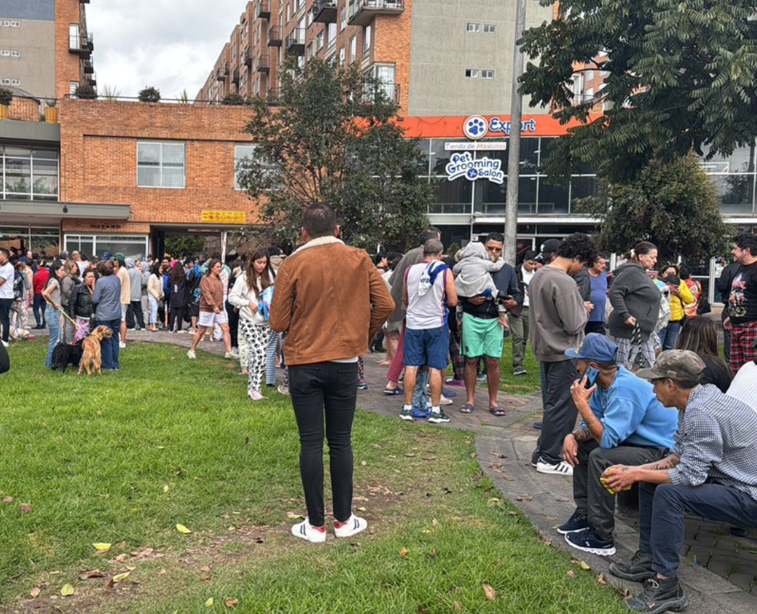 Warga Bogota Berhamburan saat gempa magnitudo 6,5 mengguncang wilayah tengah Kolombia pada Minggu (1/6/2025) pagi waktu setempat.(Foto: X @sumithanda)
